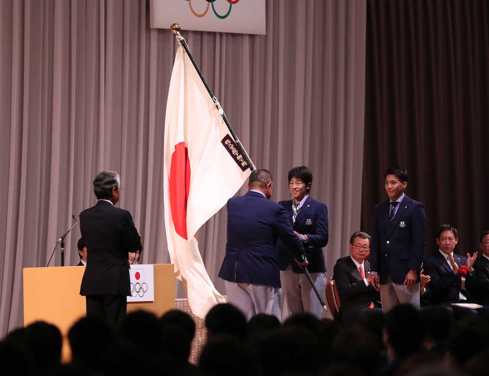 アジア大会日本代表選手団結団式で団旗を授与される上野（右から４人目）と山県（同２人目）＝撮影・小海途　良幹