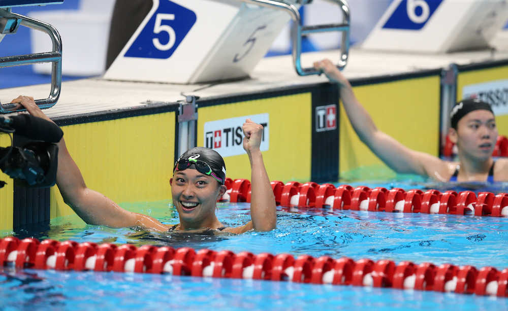 女子１００メートル平泳ぎ決勝、金メダルを獲得し笑顔の鈴木聡美（左）と銀メダルの青木玲緒樹（撮影・小海途　良幹）