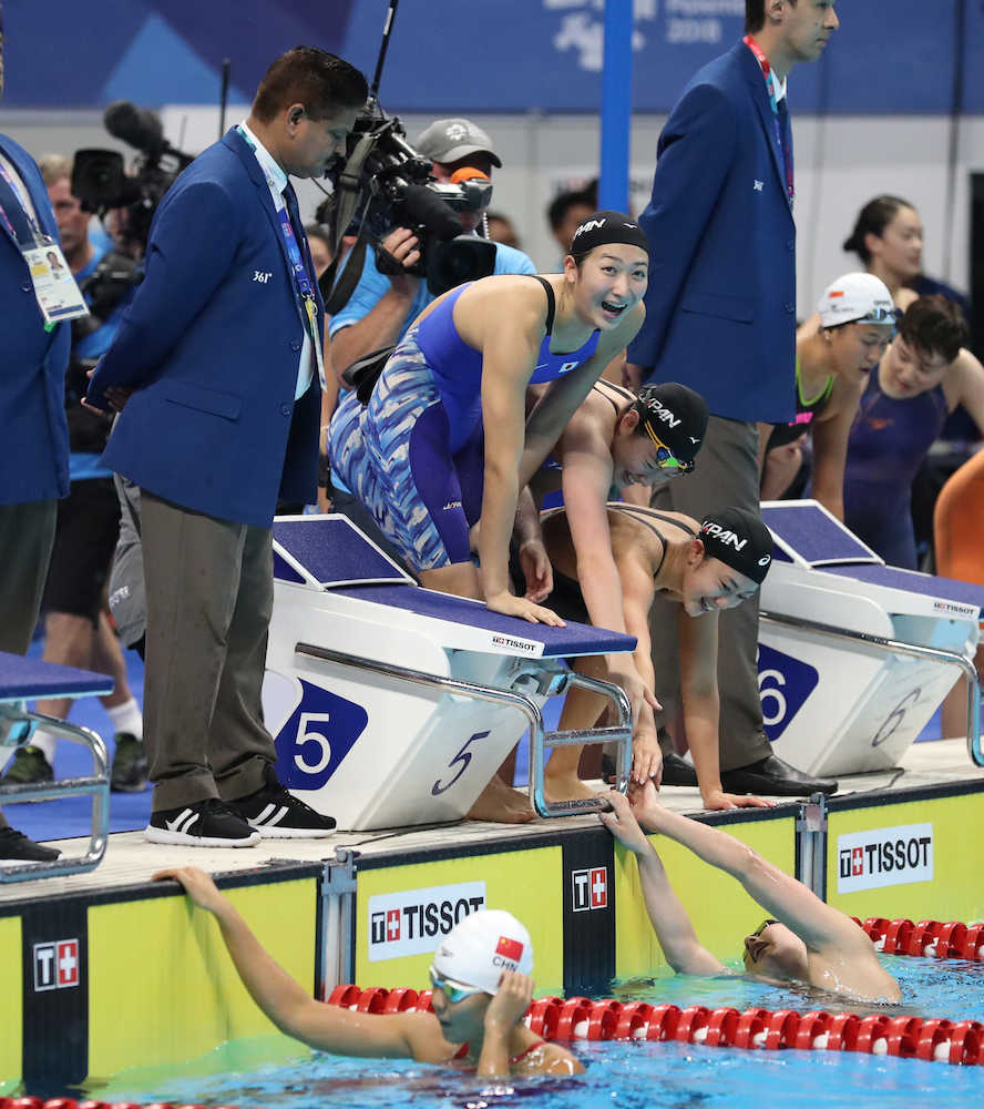 女子４×１００メートル自由形決勝、４レーンの中国とのデッドヒートを制し金メダルの池江璃花子（中央）ら日本チームは喜びを爆発させる（撮影・小海途　良幹）