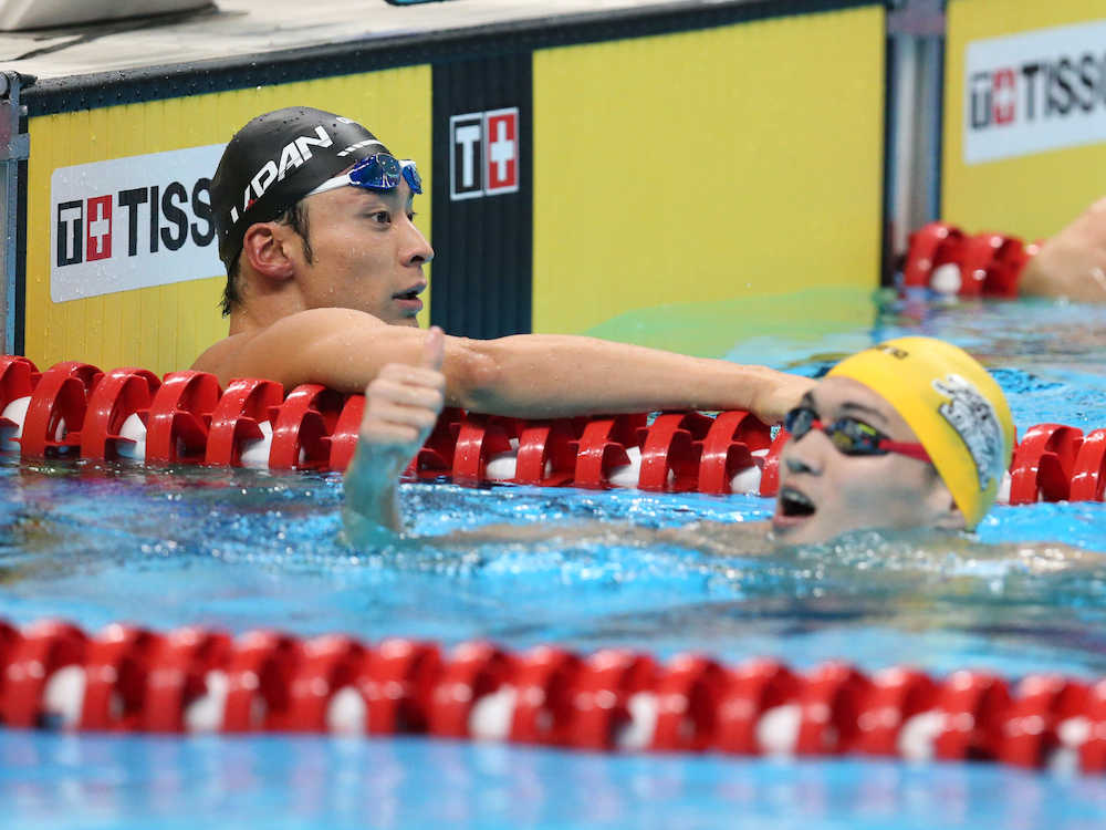 ＜アジア大会競泳＞男子１００メートル背泳ぎ決勝、銀メダルの入江陵介（左）（撮影・小海途　良幹）