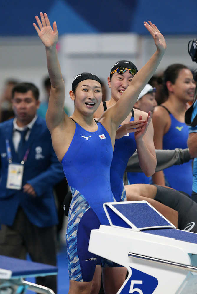 ＜アジア大会競泳＞女子４×１００メートル自由形決勝、金メダルを獲得し笑顔の（左から）池江璃花子と酒井夏海（撮影・小海途　良幹）