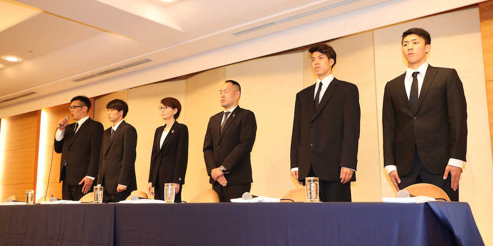 謝罪会見に臨む（左から）永吉、橋本、三屋会長、東野技術委員長、佐藤、今村（撮影・西尾　大助）