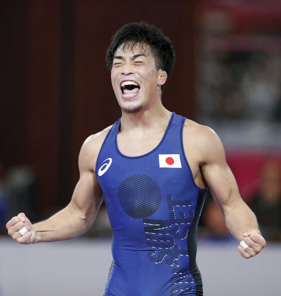 ジャカルタ・アジア大会のレスリング男子グレコローマン６０キロ級で優勝し、雄たけびを上げる太田忍