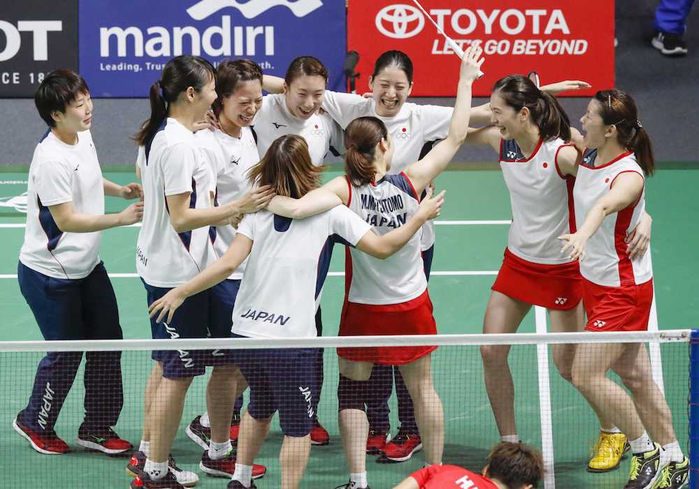 女子団体決勝で優勝を決め、大喜びの日本チーム