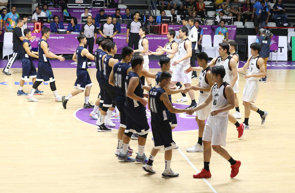 ＜日本・香港＞試合前のあいさつで香港代表と握手する、８人の日本代表チーム（右側）＝撮影・木村　揚輔