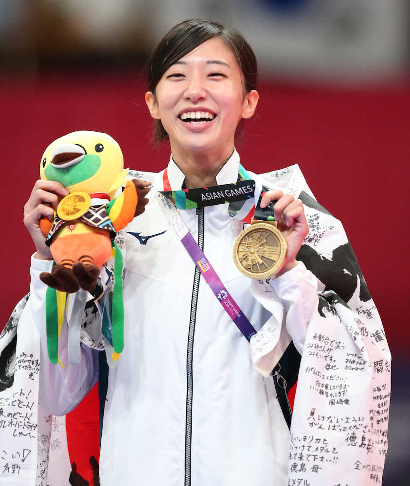 アジア大会テコンドー女子４９キロ級で銅メダルを獲得した山田は表彰台で満面の笑み（撮影・小海途　良幹）