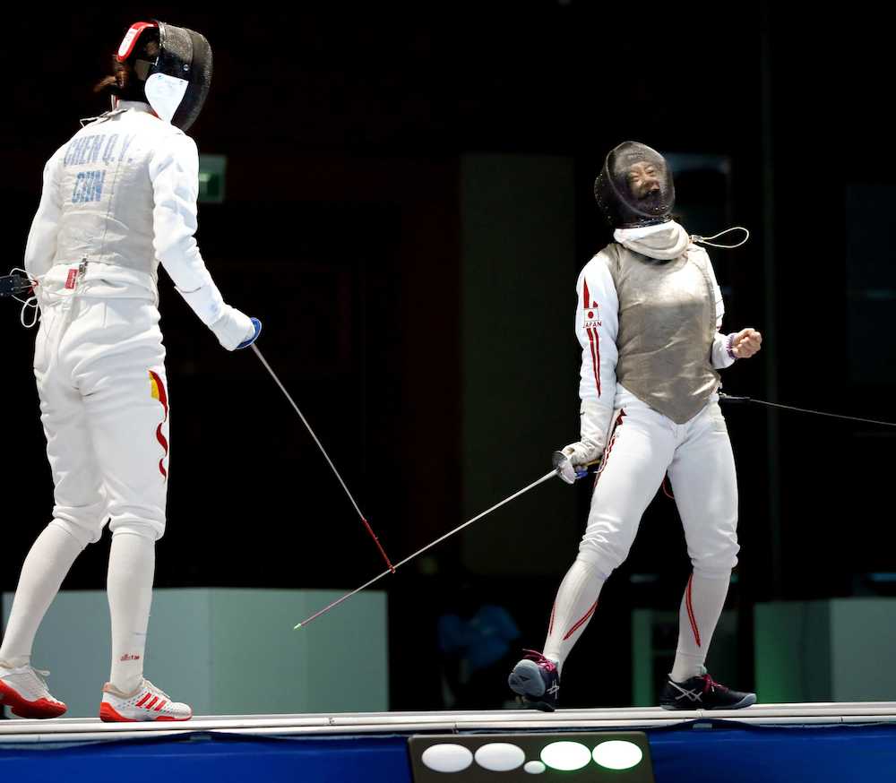 アジア大会フェンシング女子フルーレ団体決勝　中国選手（左）からポイントを奪いガッツポーズする辻
