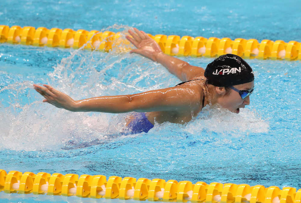 アジア大会競泳女子４００メートルメドレーリレー決勝　第３泳者として積極的な泳ぎを見せる池江（撮影・木村　揚輔）