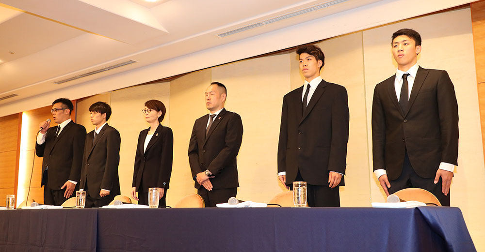 ２０日の会見で謝罪する（左から）永吉、橋本、三屋会長、東野技術委員長、佐藤、今村（撮影・西尾　大助）