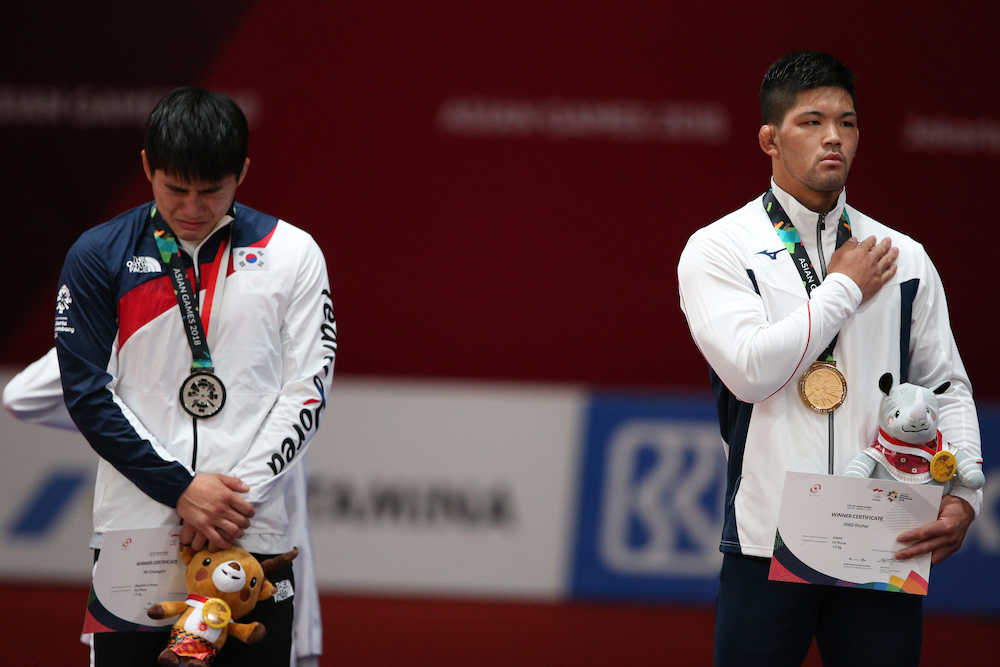 ＜アジア大会柔道＞男子７３キロ級、金メダルを胸にする大野将平（右）右は号泣する安昌林（撮影・小海途　良幹）