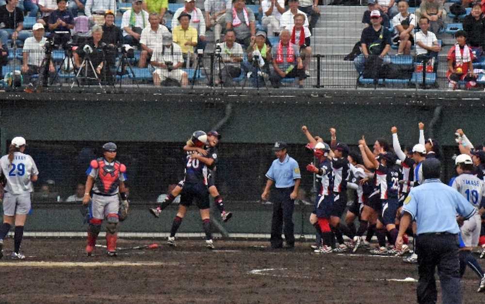 女子ソフト＜Ｈｏｎｄａ・ＳＧホールディングス＞サヨナラ本塁打を放ちチームメートに抱きつかれるＨｏｎｄａのフェーガン（中央）