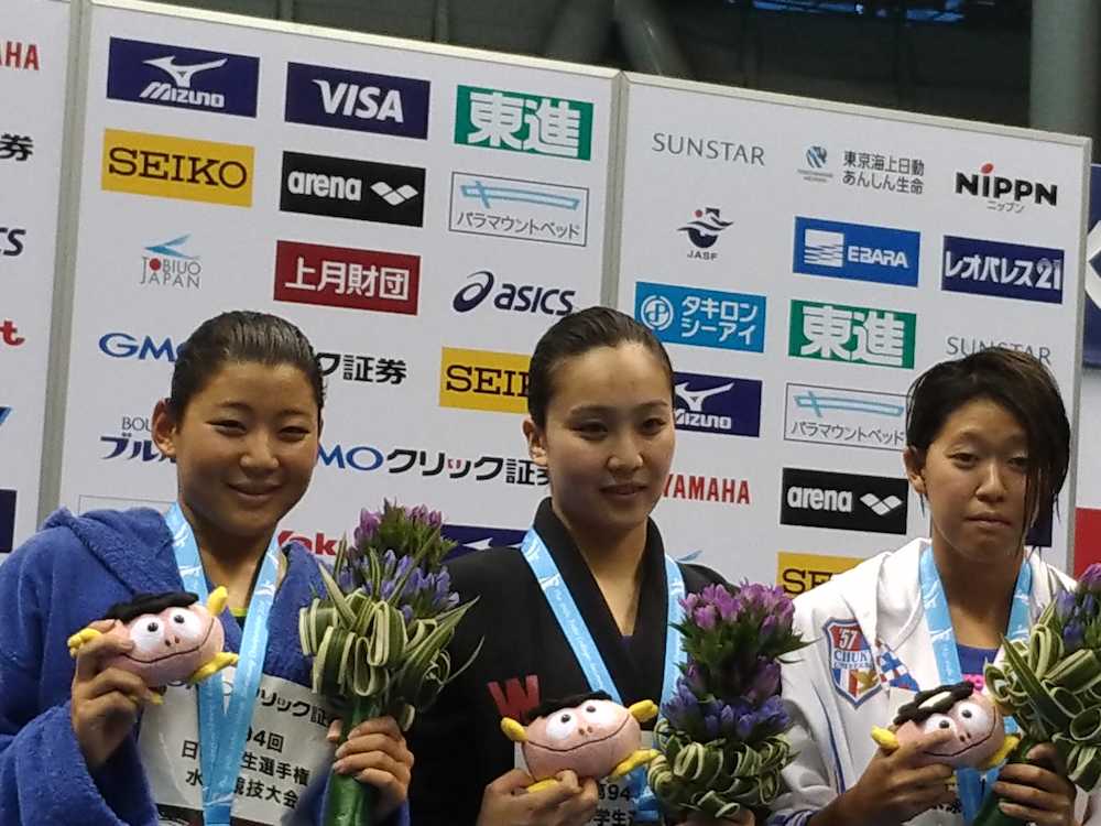 競泳の日本学生選手権女子２００メートル平泳ぎを制した渡部香生子（中央）。左２位の石田華子、右は３位の千田舞奈美