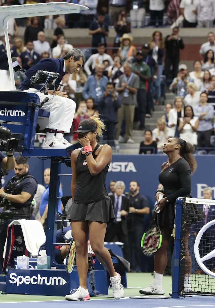 ８日の全米オープンテニス女子シングルス決勝で大坂なおみ（手前）に敗れたセリーナ・ウィリアムズ（右）と話すカルロス・ラモス主審