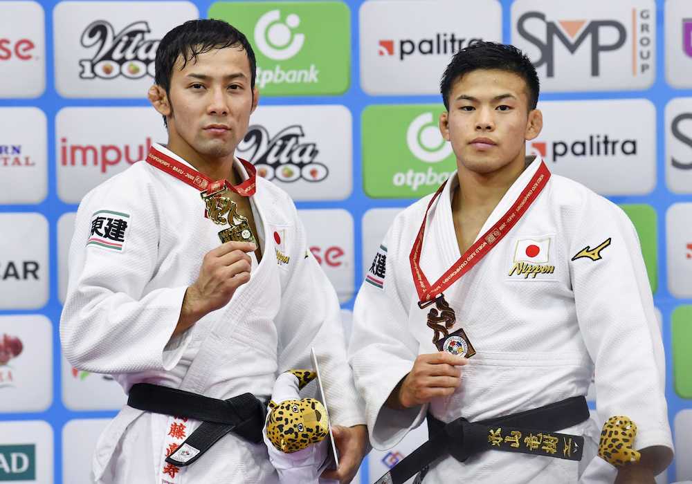 表彰式後に、メダルを手に記念写真に納まる男子６０キロ級で優勝した高藤（左）と同級で銅メダルの永山