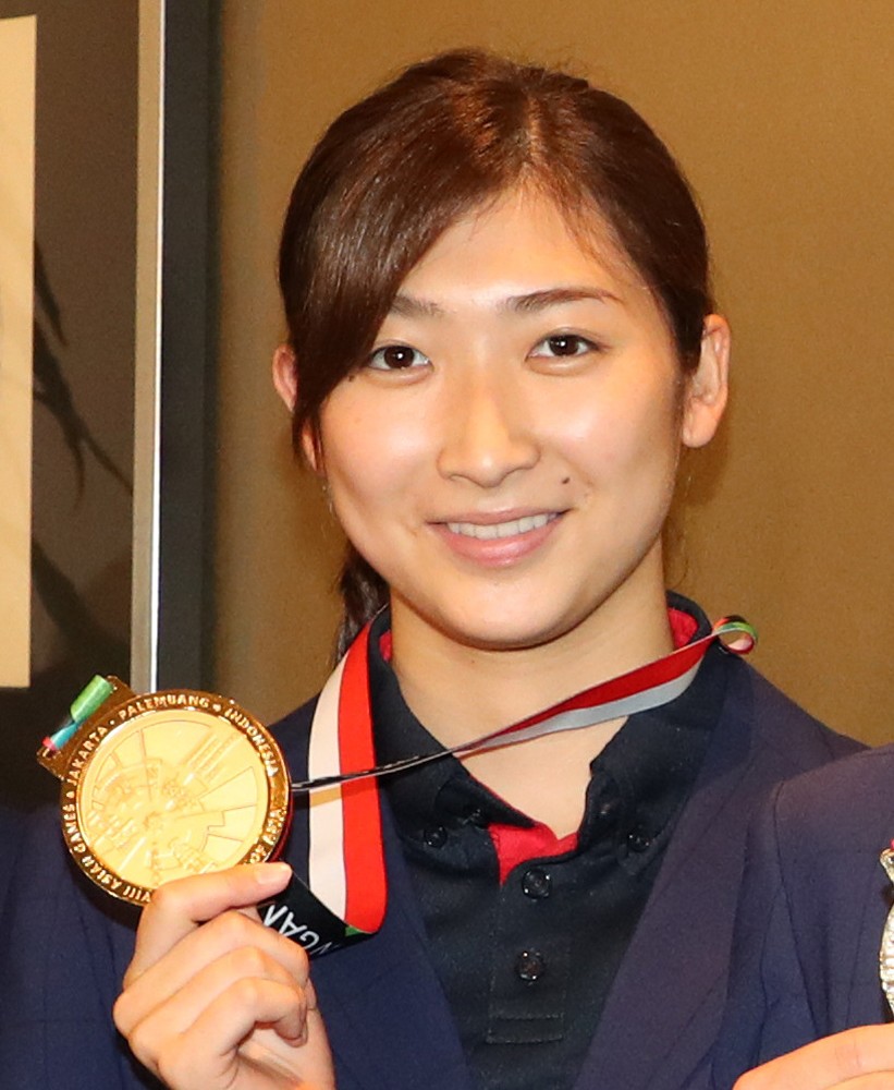 ８月、アジア大会から帰国し、金メダルを手に笑顔を見せる池江璃花子（撮影・西尾　大助）