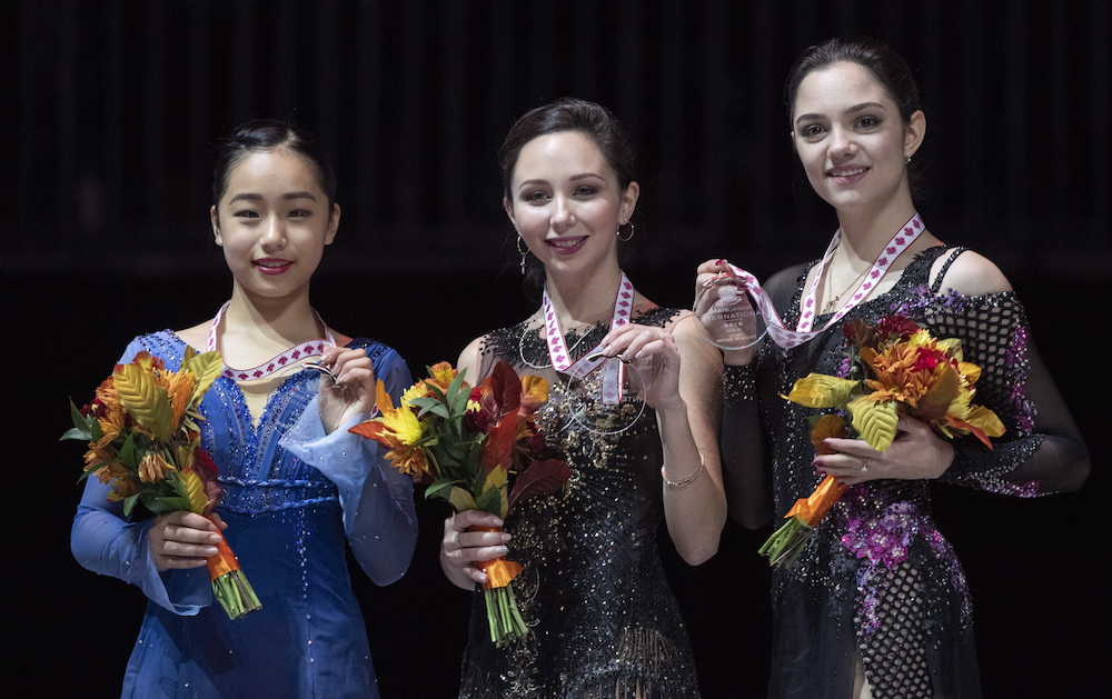 スケートカナダ女子シングルで２位に入った山下真瑚（左）と優勝したトゥクタミシェワ（中央）３位のメドベージェワ（右）＝（ＡＰ）