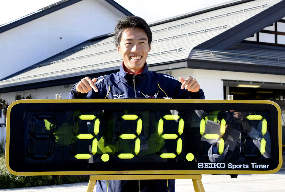 ３時間３９分４７秒の日本新で優勝し、笑顔でタイムを指さす野田