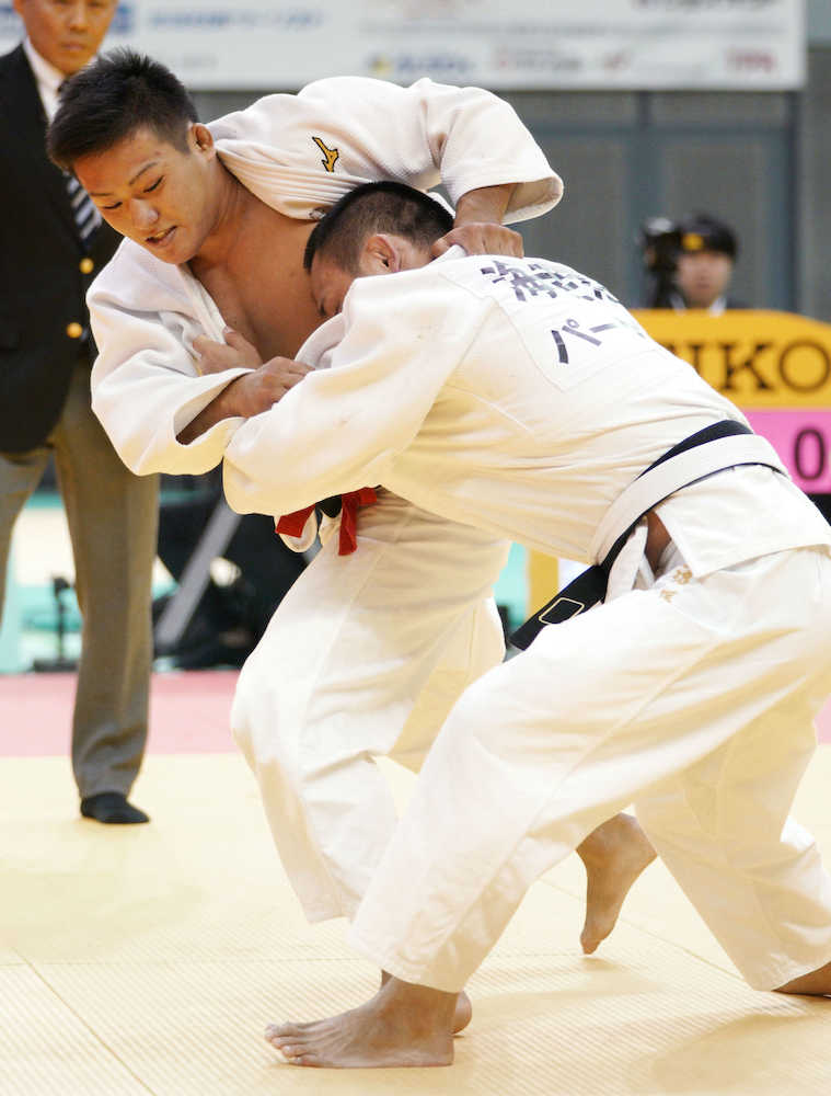 柔道講道館杯男子７３キロ級決勝　海老沼（右）を破り優勝した立川