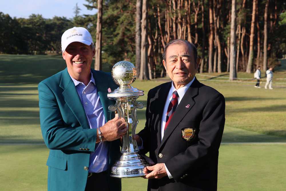 富士フイルム・シニア　優勝したレーン（左）は古森大会会長と笑顔で記念撮影