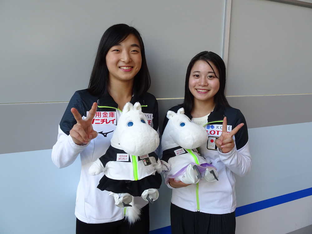 フィギュアスケートＧＰシリーズヘルシンキ大会から関西空港に帰国した坂本花織（左）と白岩優奈はファンからプレゼントされたムーミンを手にする