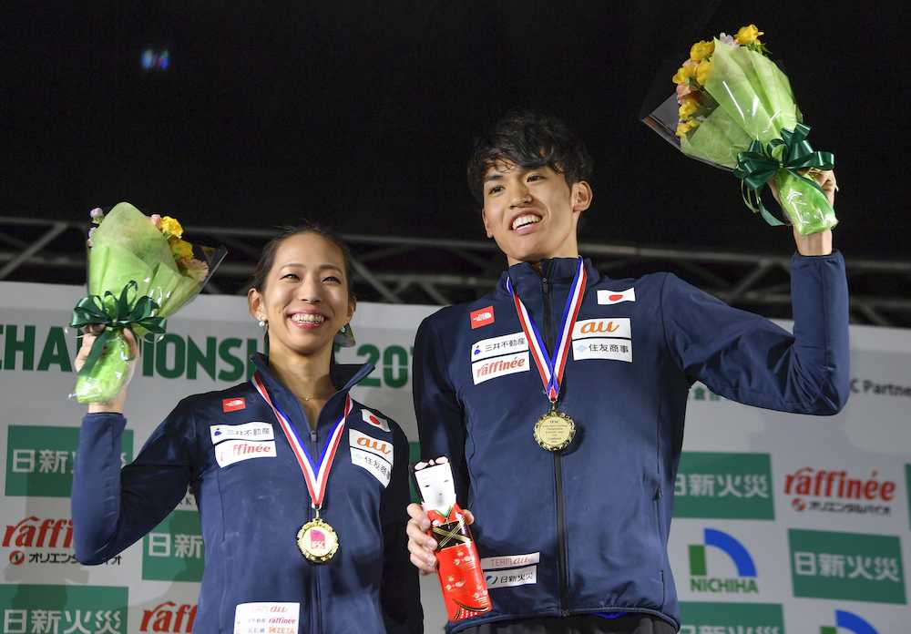 複合で優勝し、表彰台で笑顔の野口（左）と楢崎明