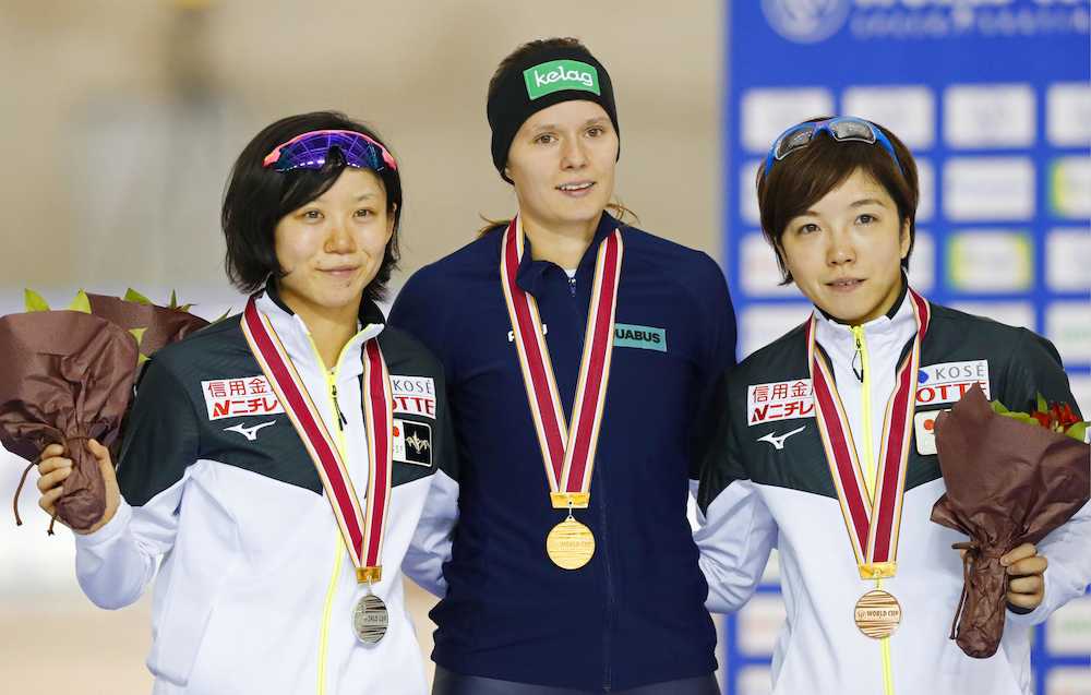 女子１０００メートルの表彰式で笑顔を見せる（左から）２位の高木美、優勝したヘルツォーク、３位の小平