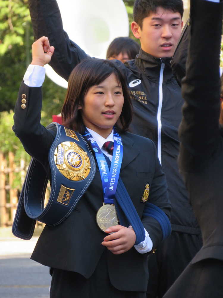 左腕を固定しながら、早大で世界選手権の優勝報告会に出席した須崎