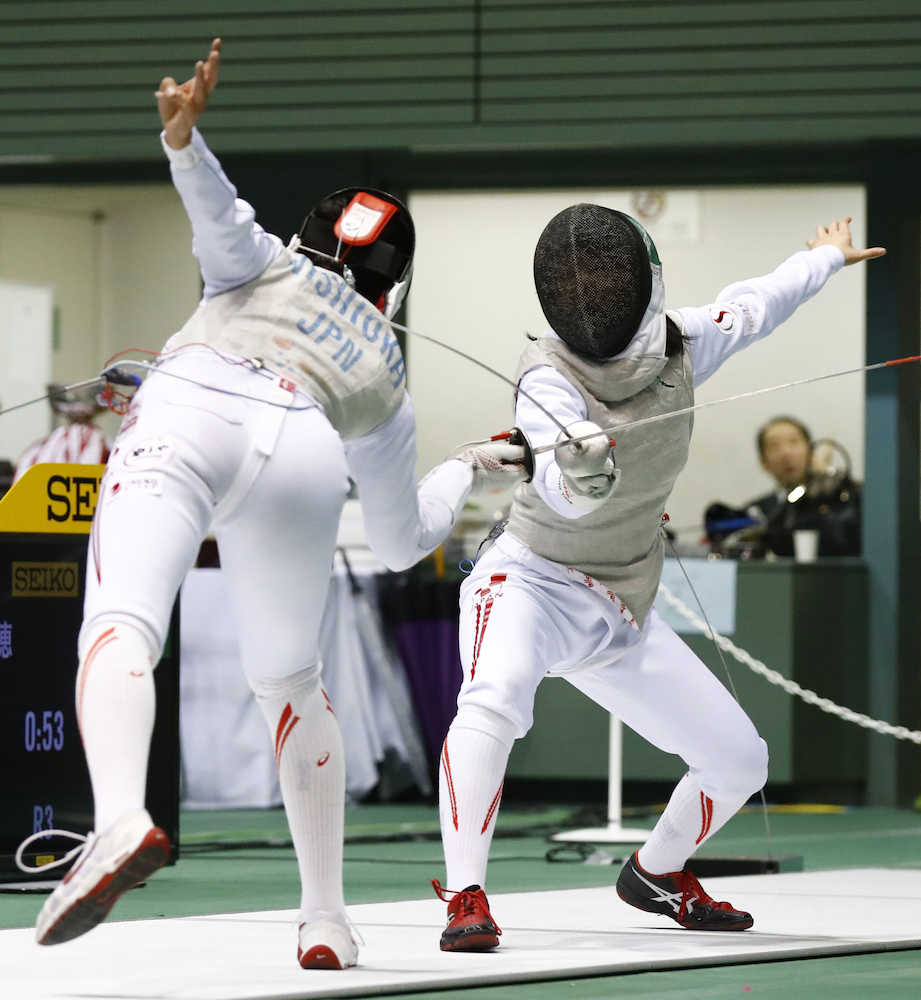 女子フルーレ個人で西岡詩穂（左）を破り、決勝進出を決めた上野優佳