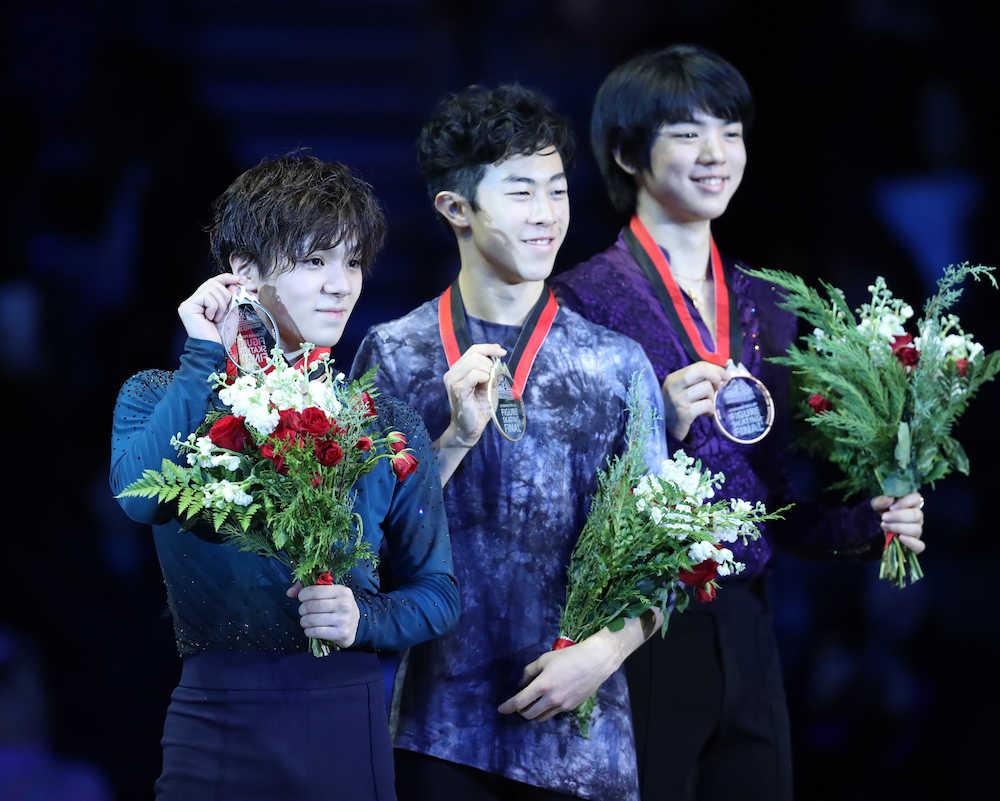＜グランプリファイナル２日目＞男子フリー、メダルを手に並ぶ（左から）宇野昌磨、ネーサン・チェン、車俊煥（撮影・小海途　良幹）