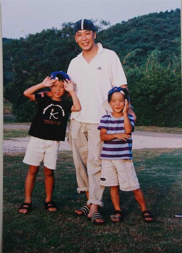 父・浩一さん（中央）、兄・昌平さん（左）と