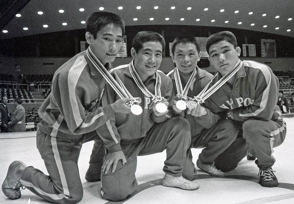 メダルを掲げる（左から）吉田、渡辺、上武、堀内