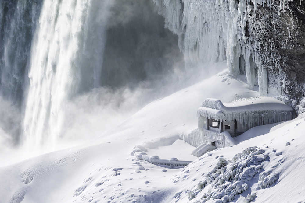 凍結したカナダ・オンタリオ州のホースシュー滝（ＡＰ）