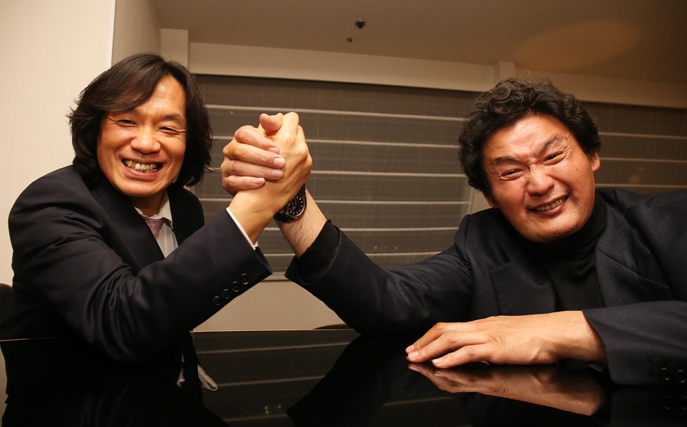 腕相撲で対決する河内家菊水丸（左）と花田光司氏（撮影・北條　貴史）