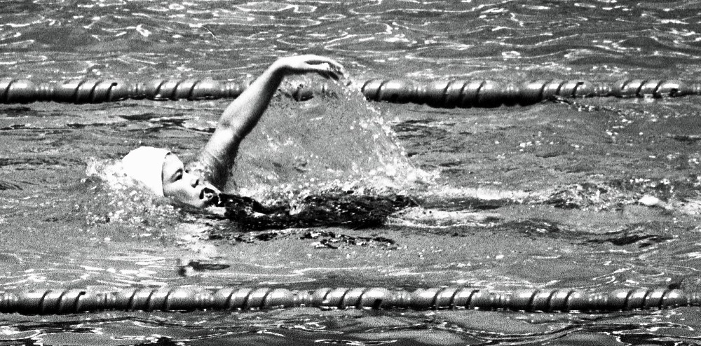 東京五輪の競泳女子１００メートル背泳ぎの予選で泳ぐ竹宇治さん
