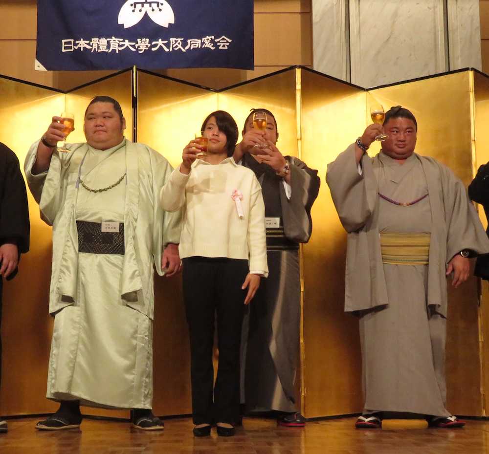 日体大同窓力士激励会に出席した千代大龍（左）、柔道女子の阿部詩（左から２人目）、嘉風（右）