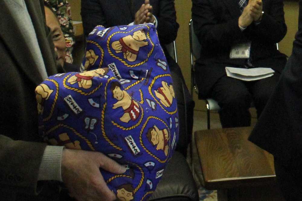 八尾市の布団店から高安にプレゼントされた特製枕