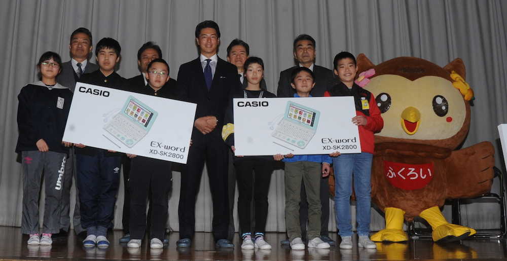静岡県・袋井南小を訪問し、電子辞書を寄贈して小学生たちと記念撮影する男子ゴルフ・石川遼（中央）