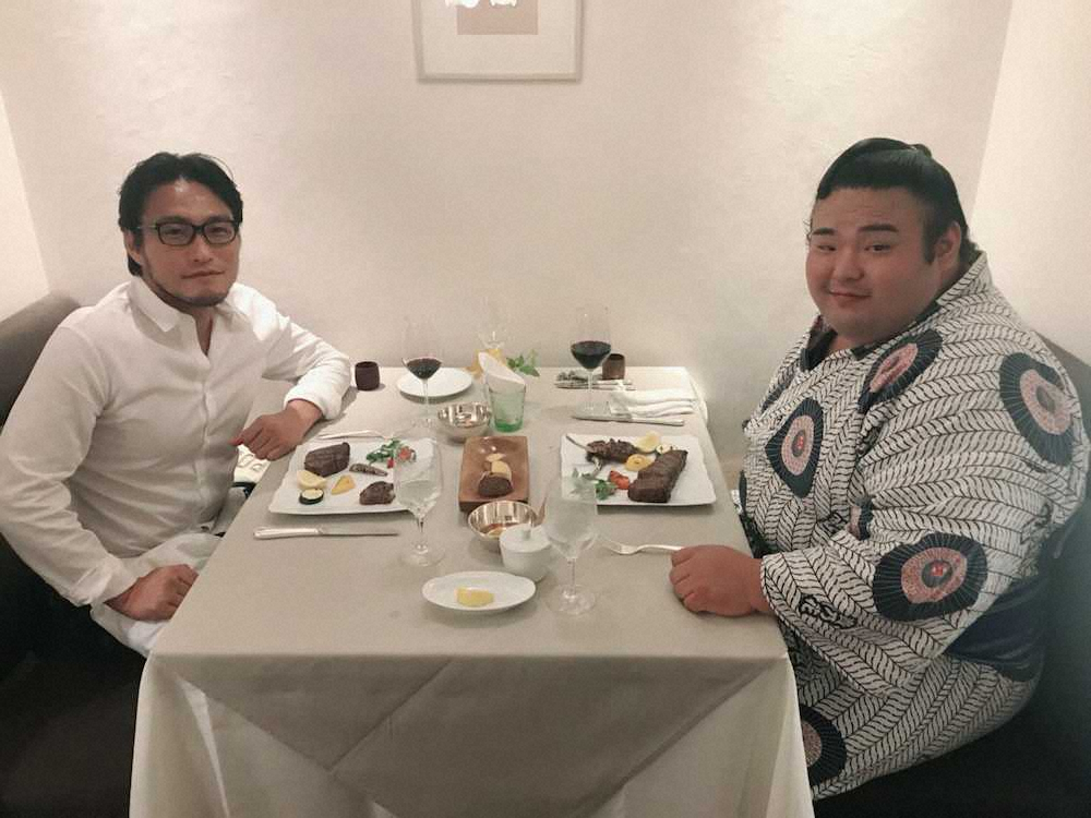 貴景勝と食事をする伊藤トレーナー（左）