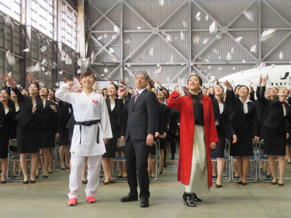 浅田真央さん（前冽右）はJALグループの入社式で赤坂祐二社長（同中央）、空手の植草歩（同左）、新入社員たちと折り紙ヒコーキを飛ばす（撮影・中出　健太郎）