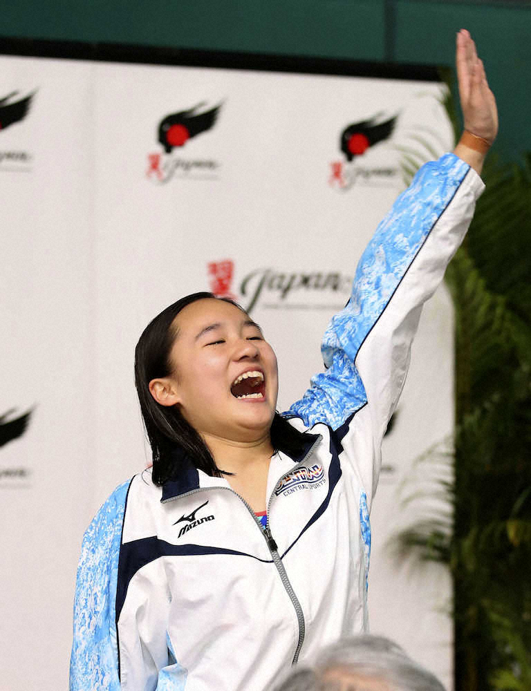 女子高飛び込みで2連覇し、表彰式で歓声に応える金戸凜