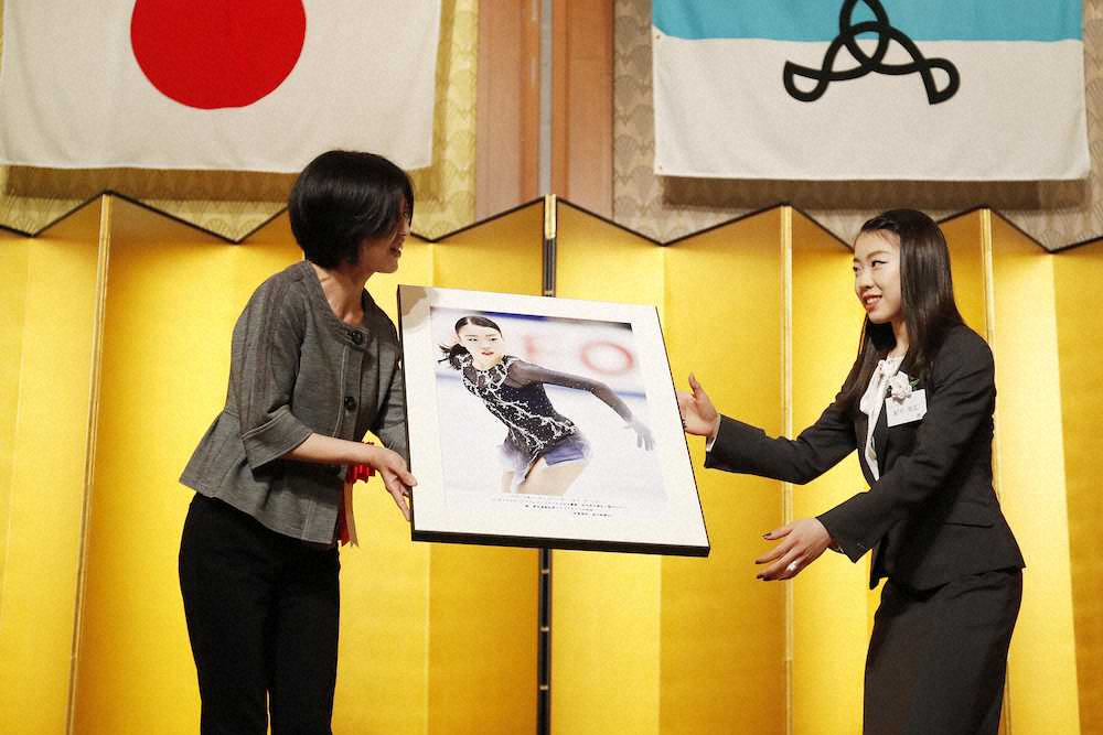 「スケーター・オブ・ザ・イヤー」を初受賞し、記念写真パネルを贈られた紀平＝右（C）公益財団法人日本スケート連盟