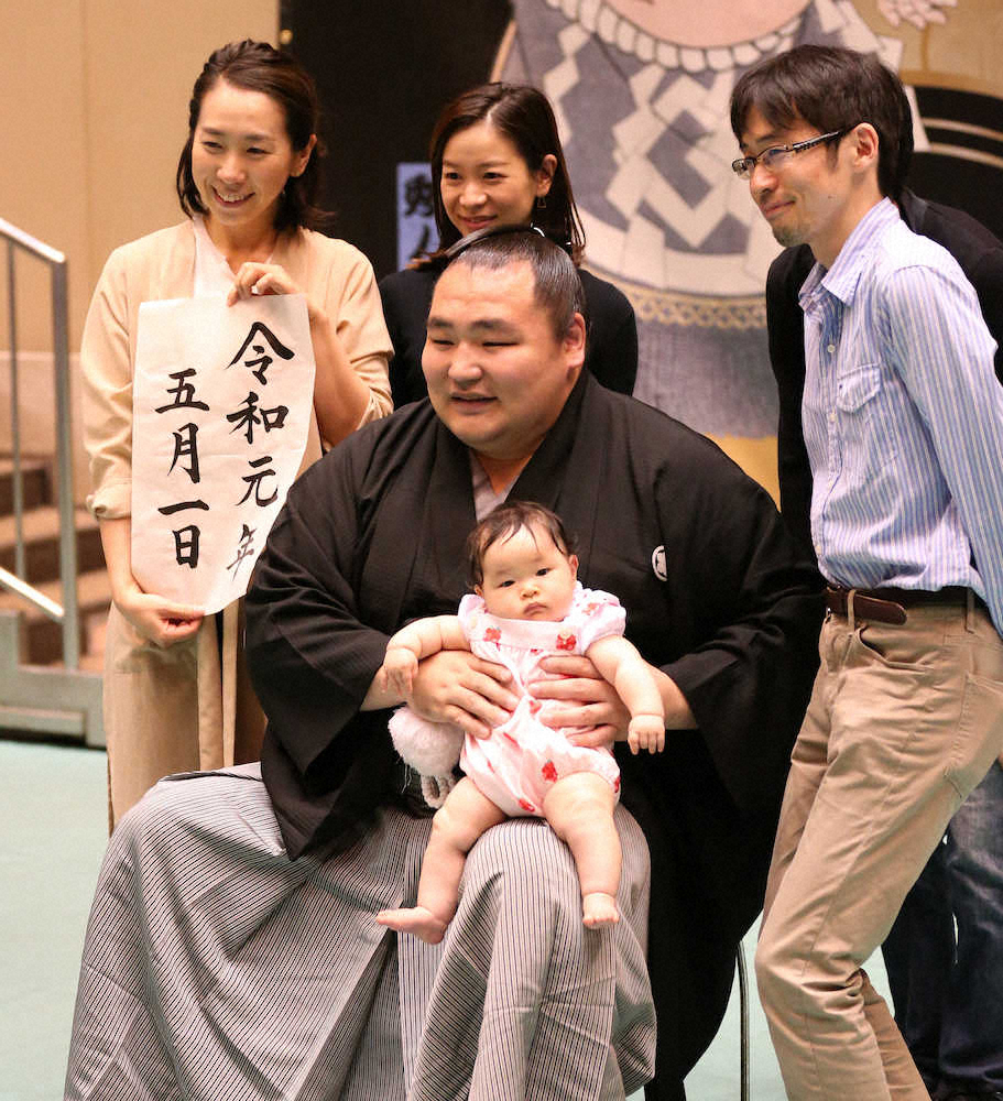 赤ちゃん抱っこ撮影会で笑顔の鶴竜（右から2人目）（撮影・小海途　良幹）
