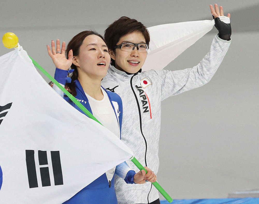 平昌冬季五輪スピードスケート女子500メートルで、金メダルを争った李相花（左）と一緒にウイニングランする小平奈緒