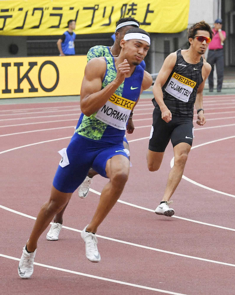 男子200メートル　19秒84で優勝したマイケル・ノーマン（左）