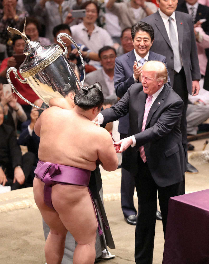 米大統領杯を優勝した朝乃山に手渡すトランプ大統領。後方は安倍首相（撮影・荻原　浩人）