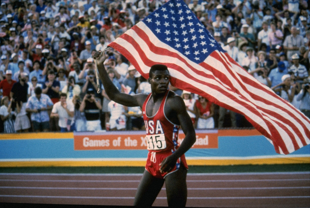 1984年のロス五輪「陸上男子１００メートル決勝」で９秒９９で金メダルを獲得し、ウイニングランするカール・ルイス氏（AP）
