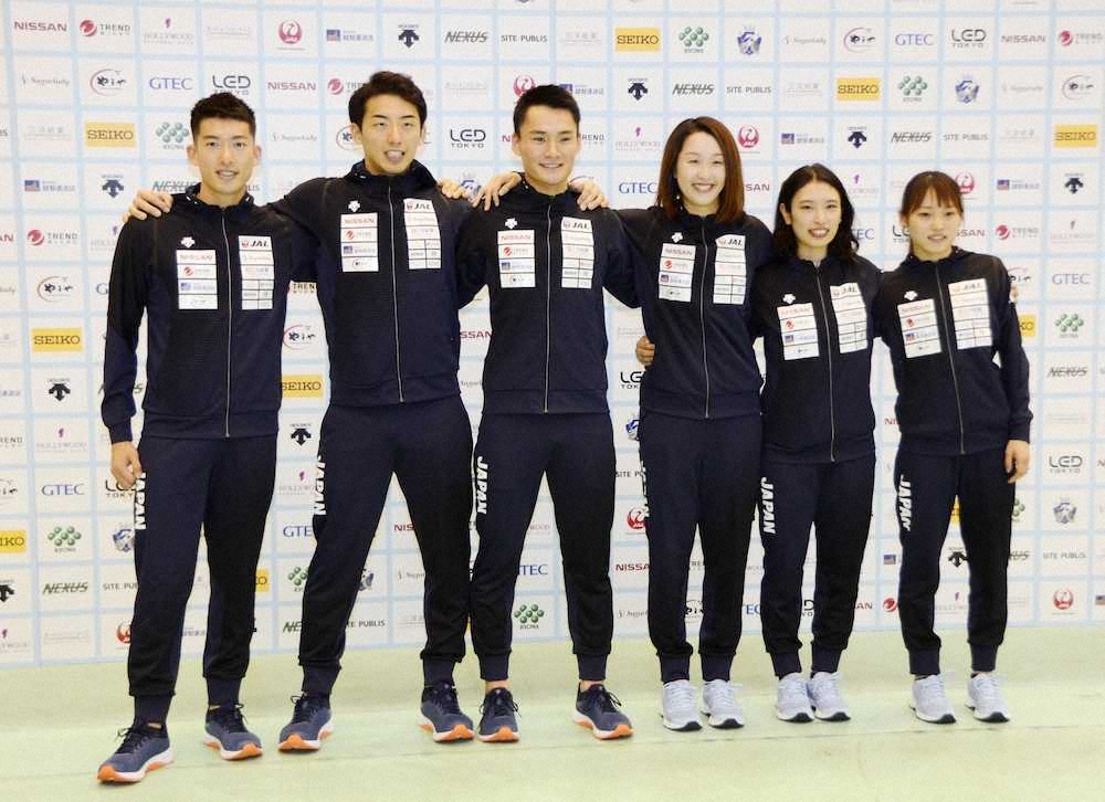 記念撮影に応じる見延（左端）らフェンシングのアジア選手権日本代表