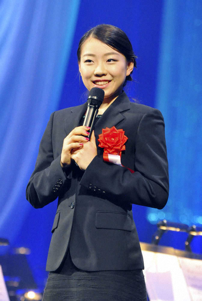 JOCスポーツ賞の表彰式であいさつする新人賞を受賞した紀平梨花