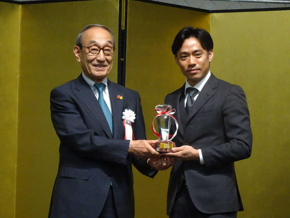 岡山県スケート連盟創立50周年の集いで、フィギュアスケートの高橋大輔（右）は小嶋光信会長から栄誉賞を授与された　　　　　　　　　　　　　　　　　　　　　　　　　　　　　