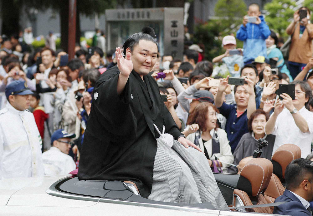 出身地の富山市で行われた凱旋パレードで、沿道に集まった大勢の人たちに車上から手を振る朝乃山関